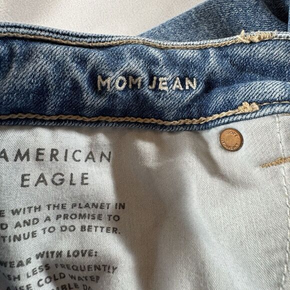 American Eagle Strigid Mom Jean Distressed Size 10 - Picture 9 of 9